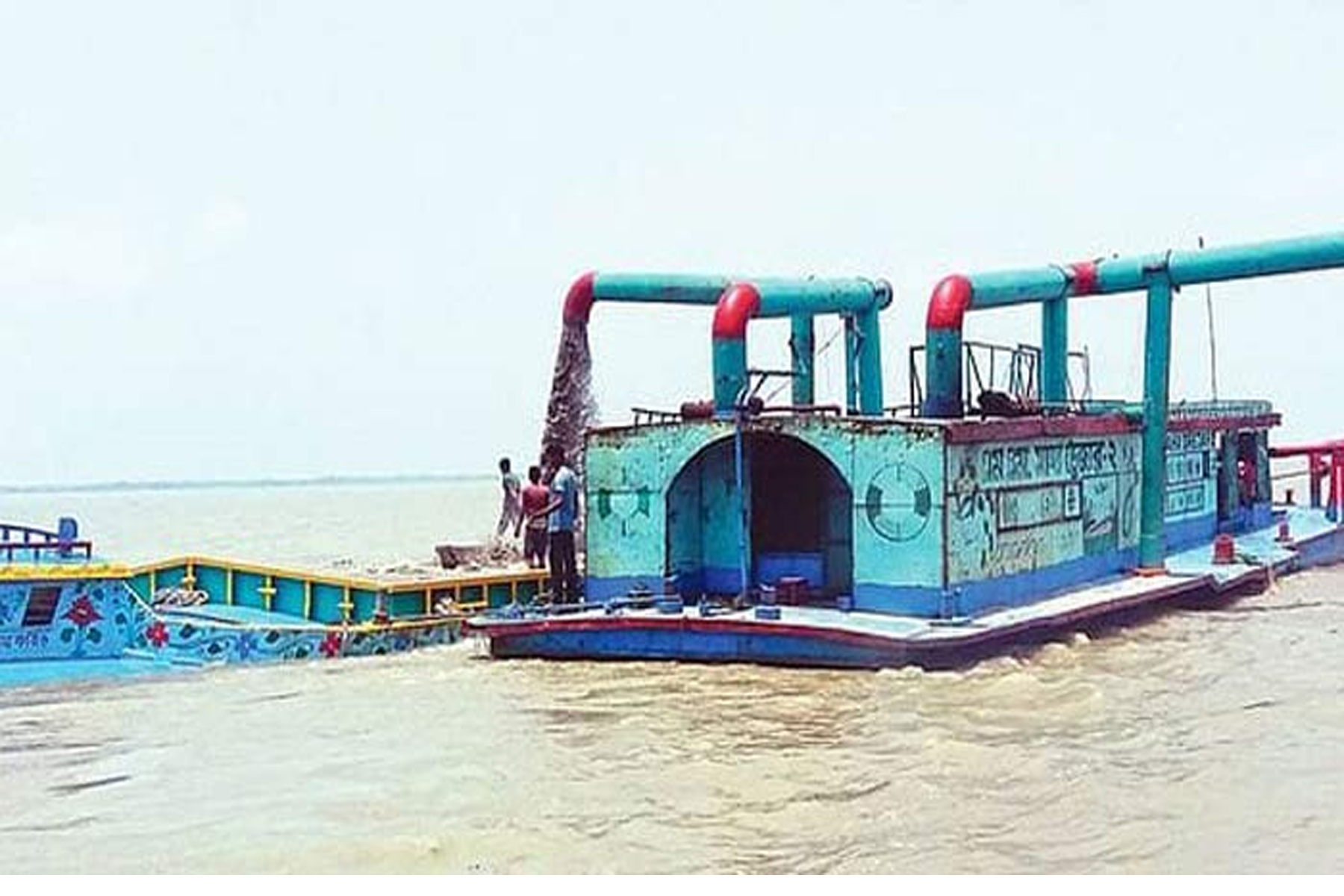 সিত্রাংয়ের আঘাতে ড্রেজার ডুবে ৮ শ্রমিকের মৃত্যু