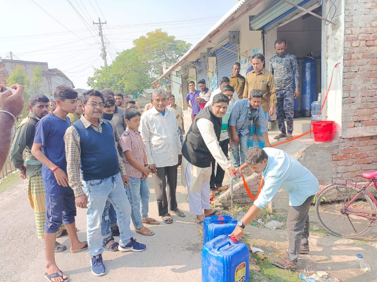 পাইকগাছার লতা ইউনিয়নে শামুকপোতা বাজারে সুপেয় পানির প্ল্যান্ট উদ্বোধন।